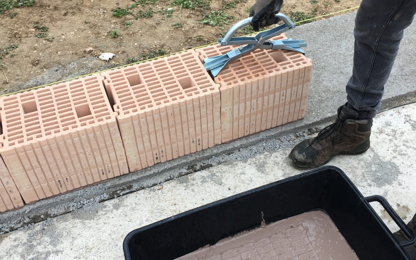 Impresa di costruzionia Bardini installazione Porotherm BIO PLAN con maniglia