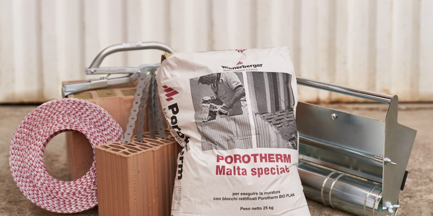 Grazie ai nostri accessori e pezzi speciali è molto più semplice realizzare la muratura in laterizio, inoltre è molto più facile realizzare una posa rapida e precisa.