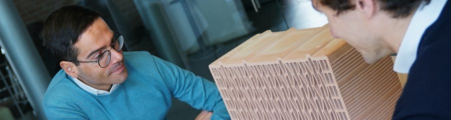 Progettisti guarda il catalogo con blocco