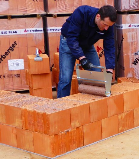 Installation of Porotherm BIO PLAN: man with roller and Mason