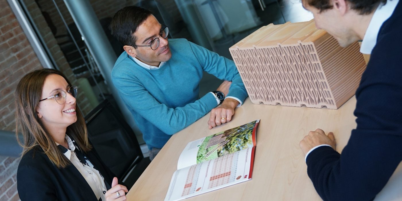 Progettisti guarda il catalogo con blocco