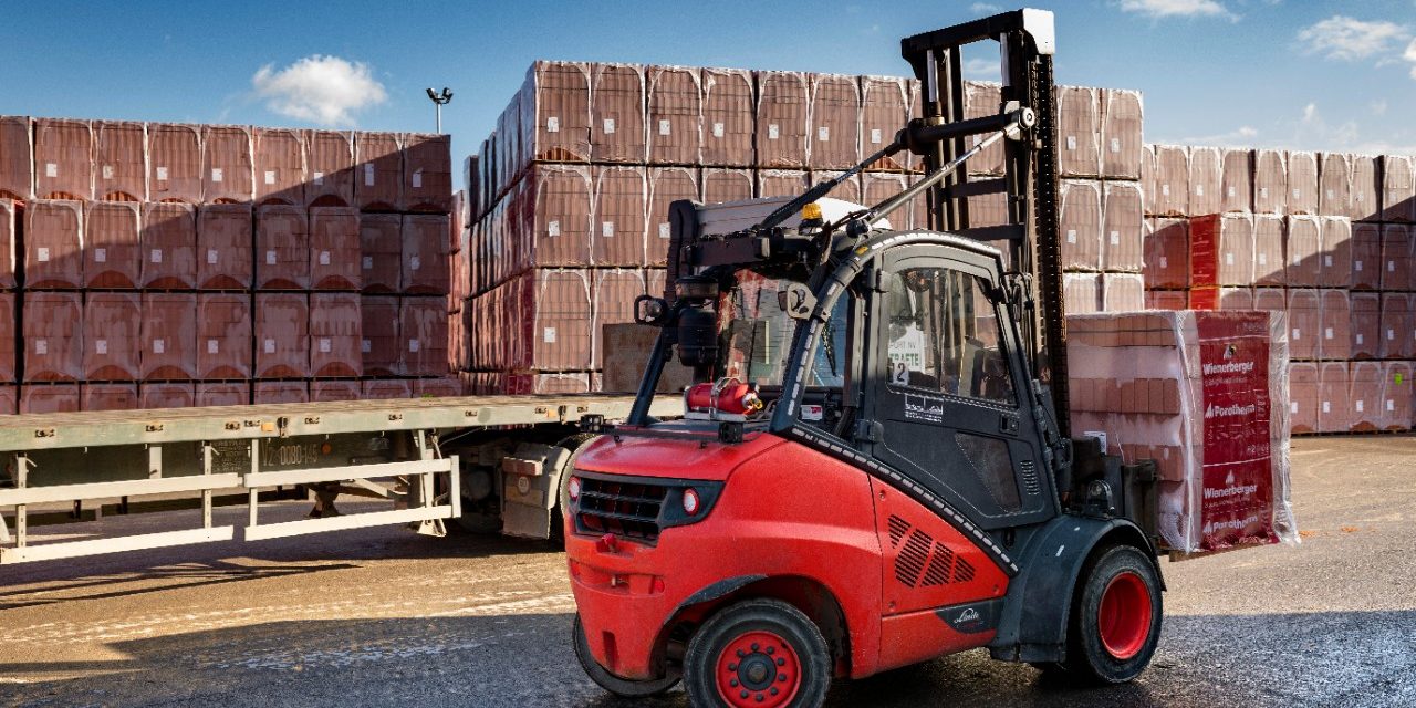 Forklift truck with pallet of Porotherm inner wall blocs
