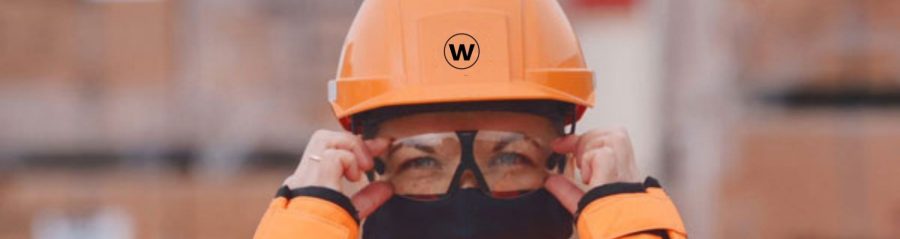 Frau mit Schutzkleidung