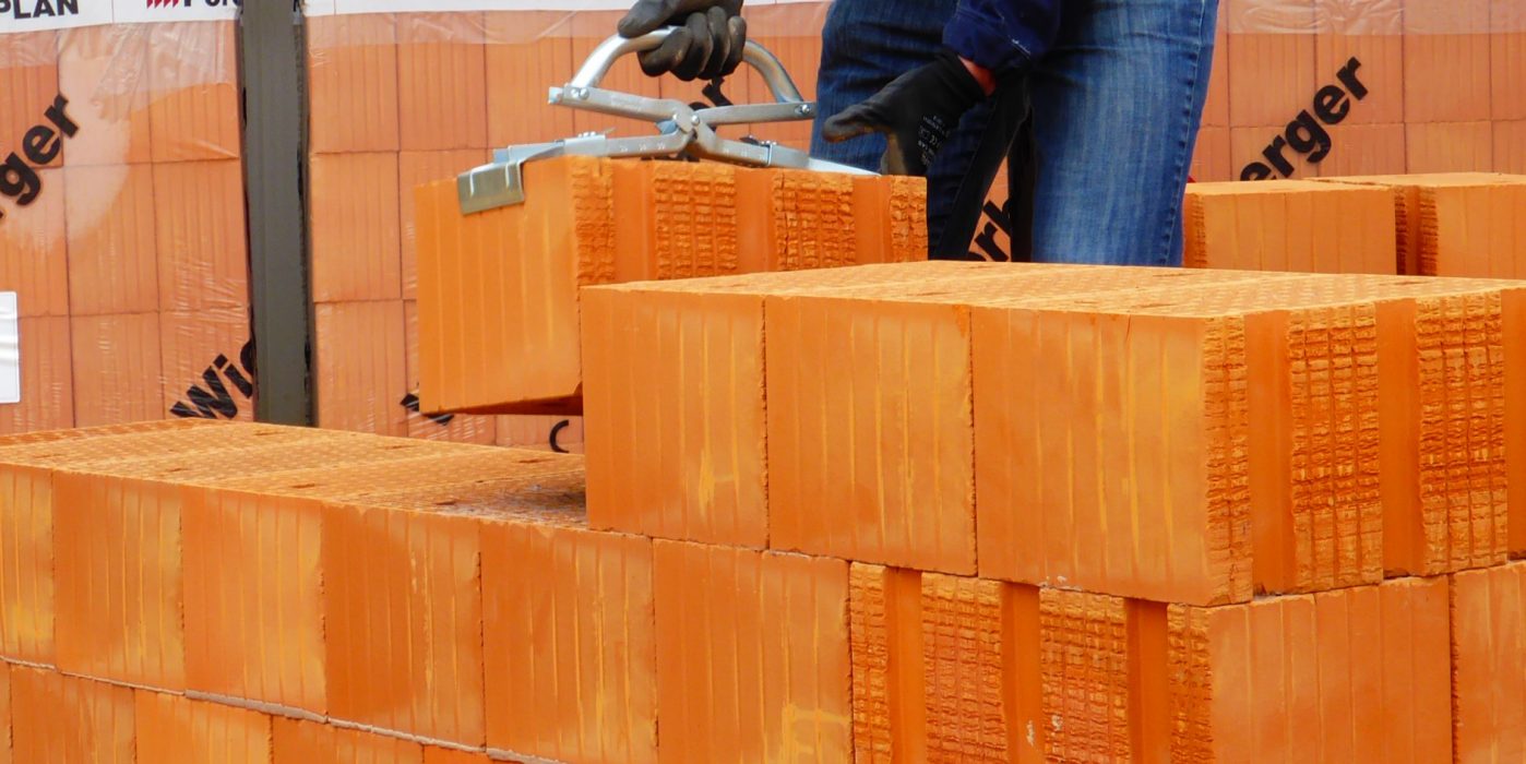 Installation of Porotherm BIO PLAN with man that use handle clay blocks