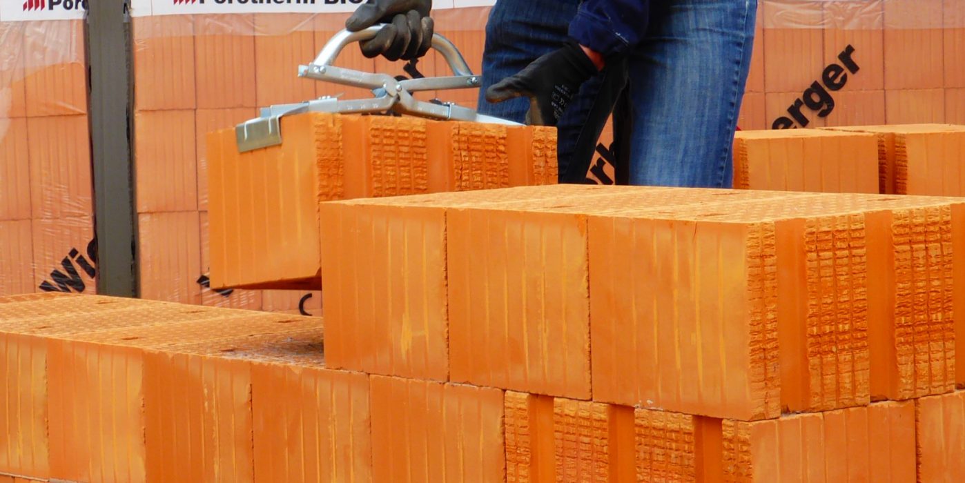 Installation of Porotherm BIO PLAN with man that use handle clay blocks