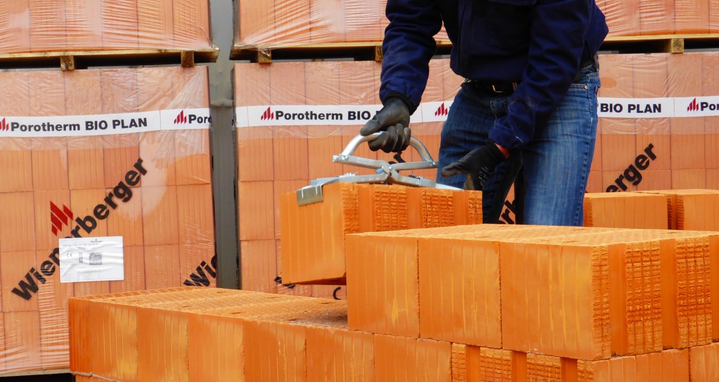 Installation of Porotherm BIO PLAN with man that use handle clay blocks