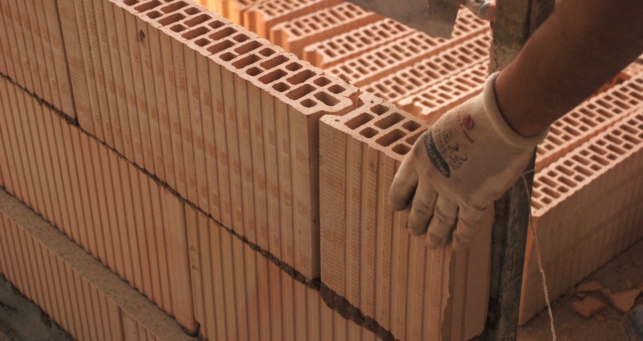 Laying of internal wall with Porotherm BIO PLAN and mason