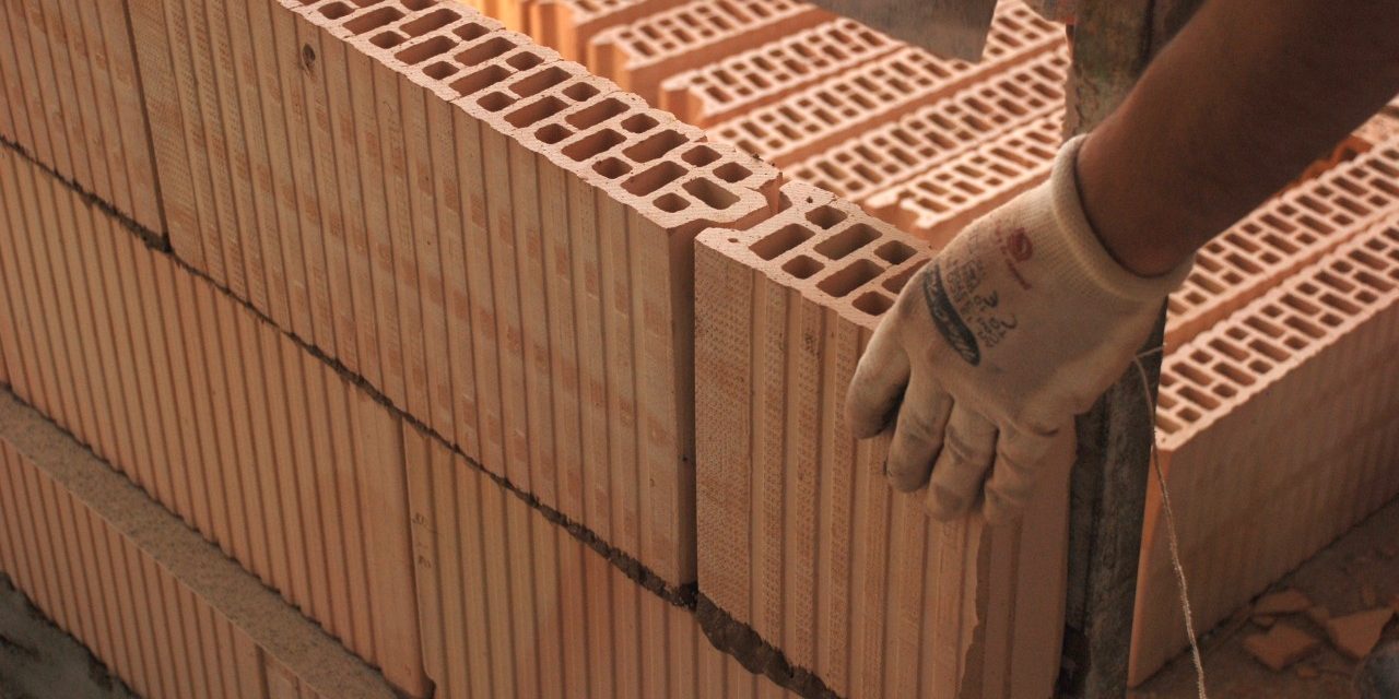 Laying of internal wall with Porotherm BIO PLAN and mason