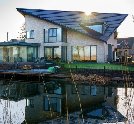 Architect: Paul Tesser, Bilthoven. Installer: Hoogendoorn Elektrotechniek, Hazerswoude. Period: 2021. Product: Wevolt X-Roof. Quantity: 320. New construction 4 faced house with Wevolt X-Roof | Zevenhuizen