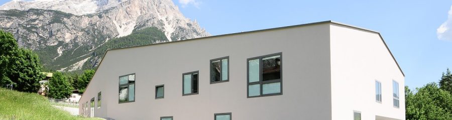 School of San Vito di Cadore behind with moutain new construction with Porotherm BIO PLAN 35