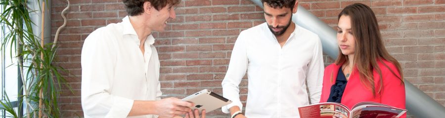 Progettista con coppia che deve scegliere il blocco con catalogo