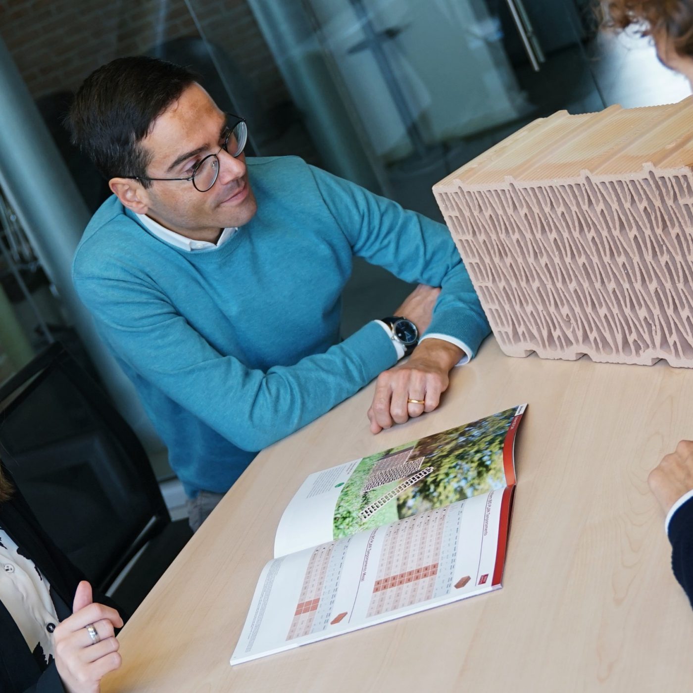 Progettisti guarda il catalogo con blocco