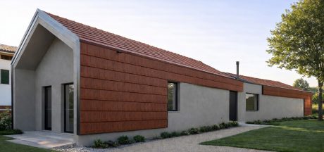 Dettaglio di copertura e facciata continua in cotto con integrazione tra tetto e involucro