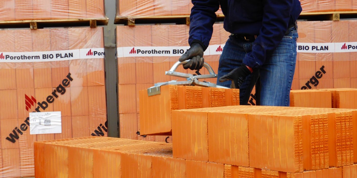 Installation of Porotherm BIO PLAN with man that use handle clay blocks