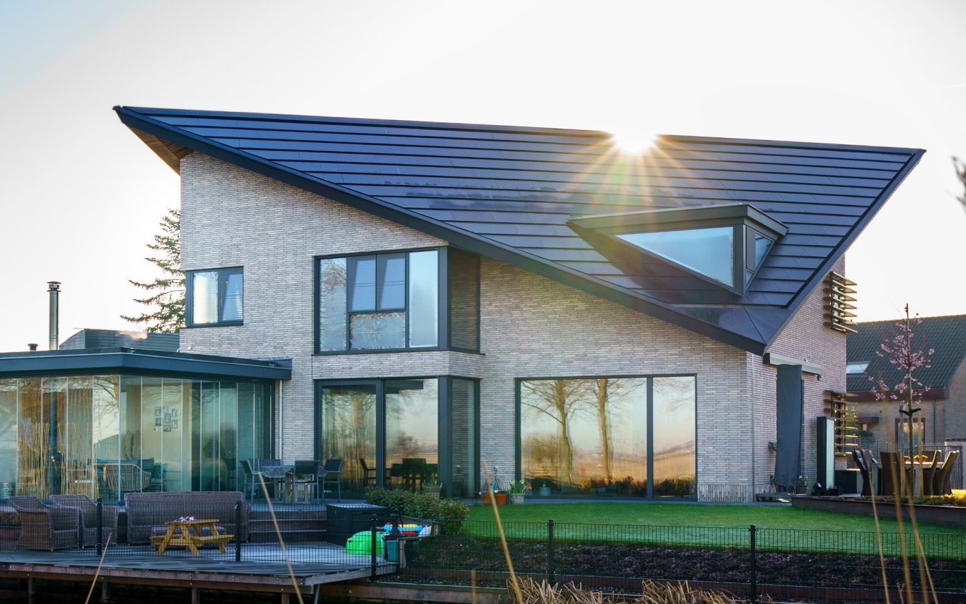 Architect: Paul Tesser, Bilthoven. Installer: Hoogendoorn Elektrotechniek, Hazerswoude. Period: 2021. Product: Wevolt X-Roof. Quantity: 320. New construction 4 faced house with Wevolt X-Roof | Zevenhuizen