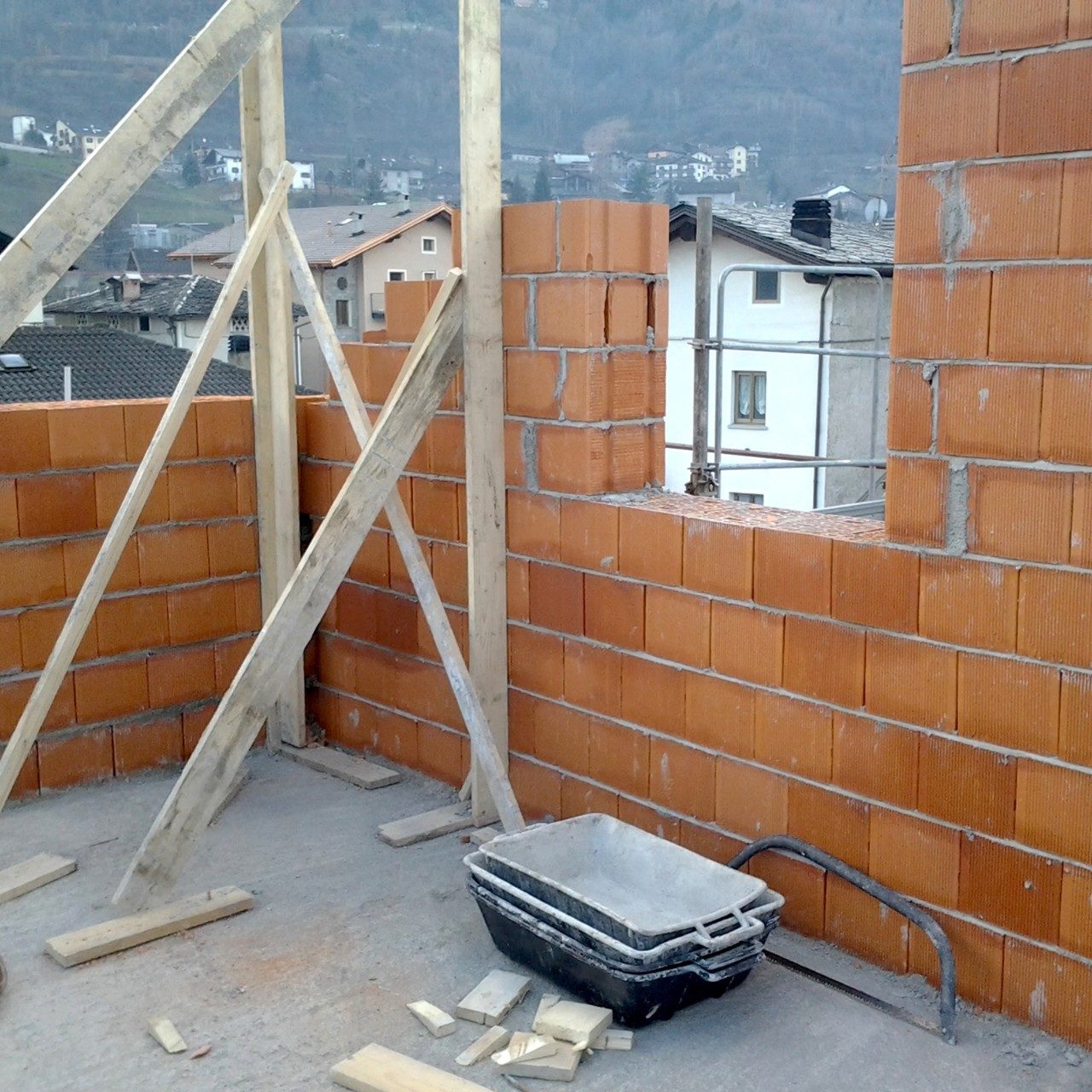 Wall of multi family house Aosta renovation with Porotherm