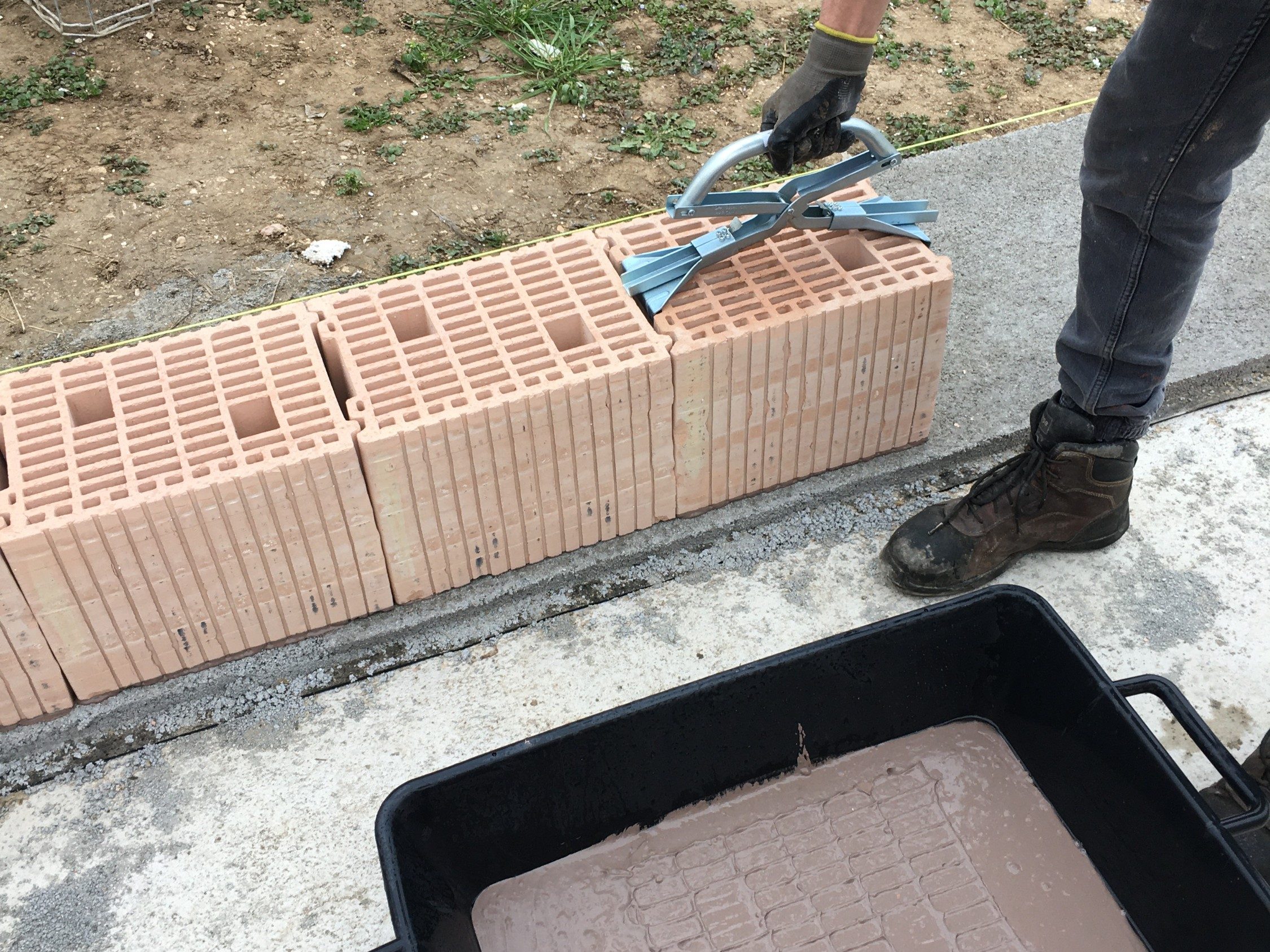 Impresa di costruzionia Bardini installazione Porotherm BIO PLAN con maniglia
