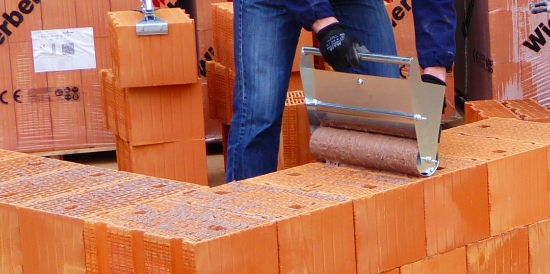 Installation of Porotherm BIO PLAN: man with roller and Mason