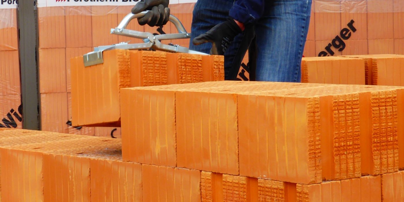 Installation of Porotherm BIO PLAN with man that use handle clay blocks