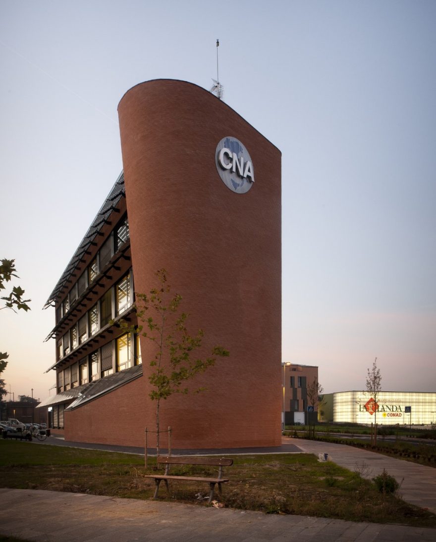 Outside overview CNA Faenza officies new construction with Porotherm