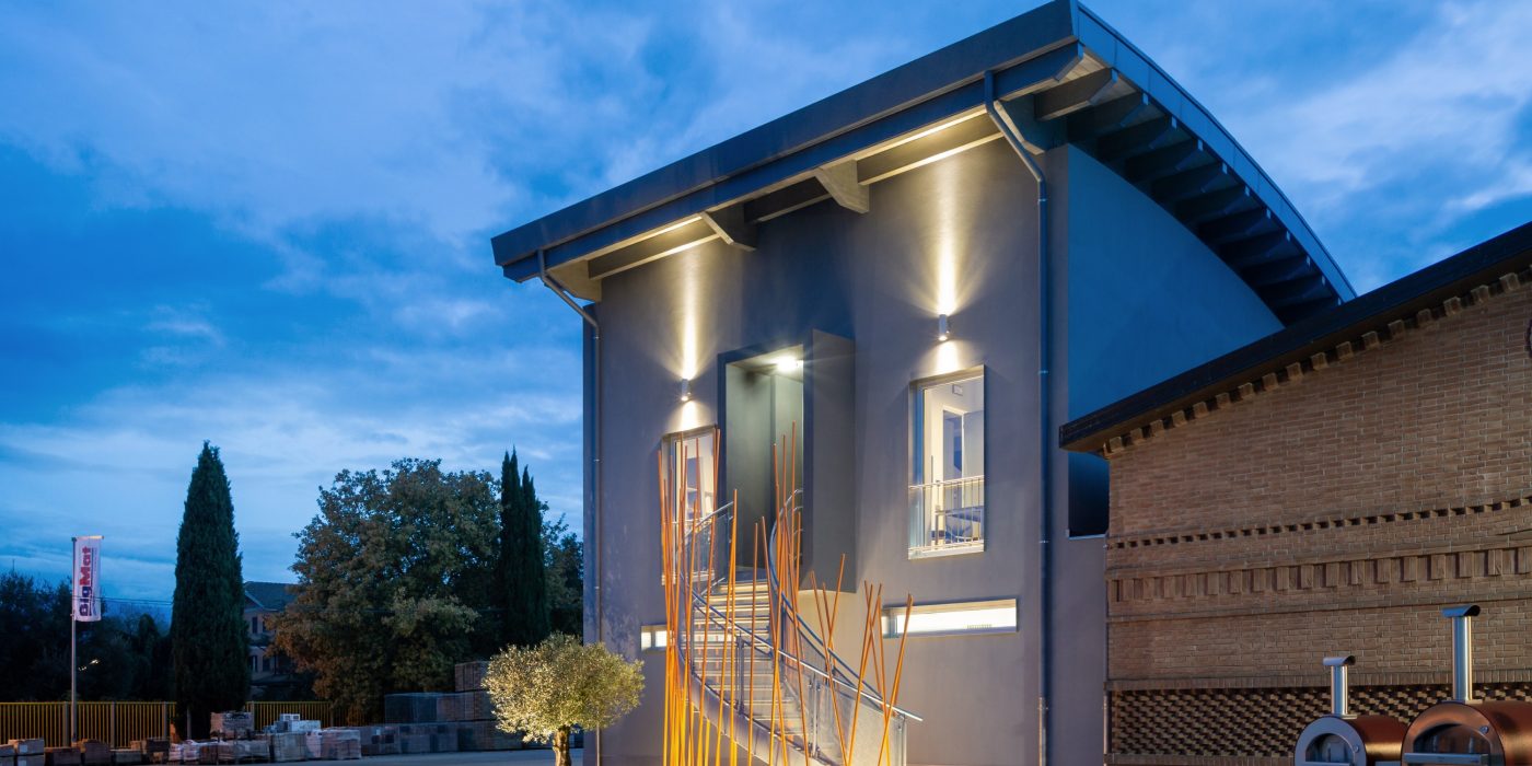 Outside training room of Edilpalmieri Bigmat dealers new construction with Porotherm BIO PLAN 45 T