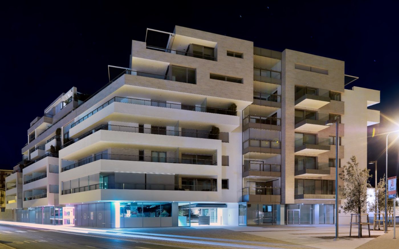 Overview in the night of multi family house Teatro 1 di Udine new construction with Porotherm BIO PLAN