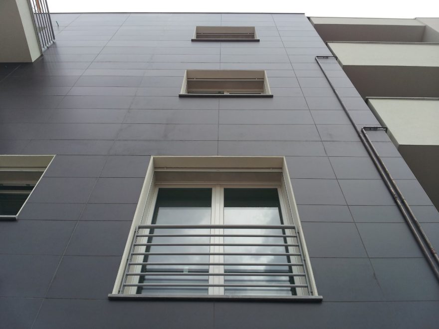 Windows of multi family houseof EdilT Costruzioni new construction with Porotherm BIO PLAN 42,5 T