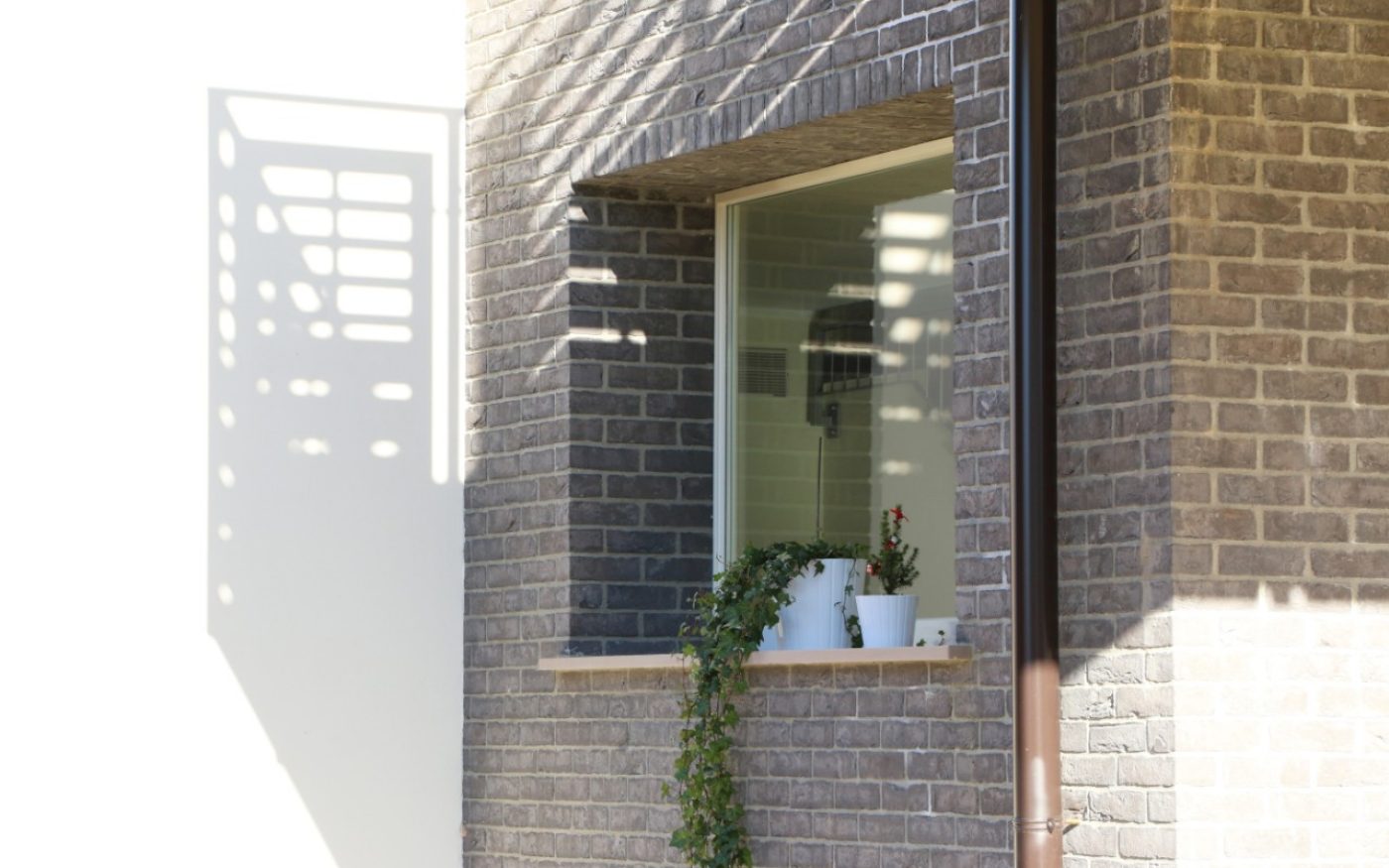 Windows of half open house Casainverde new construction with Terca details and Porotherm PLANA+