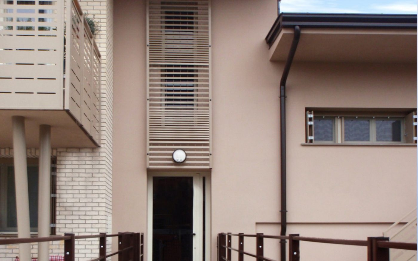 Entrance of Multi family house Casainverde new construction with Porotherm PLANA+