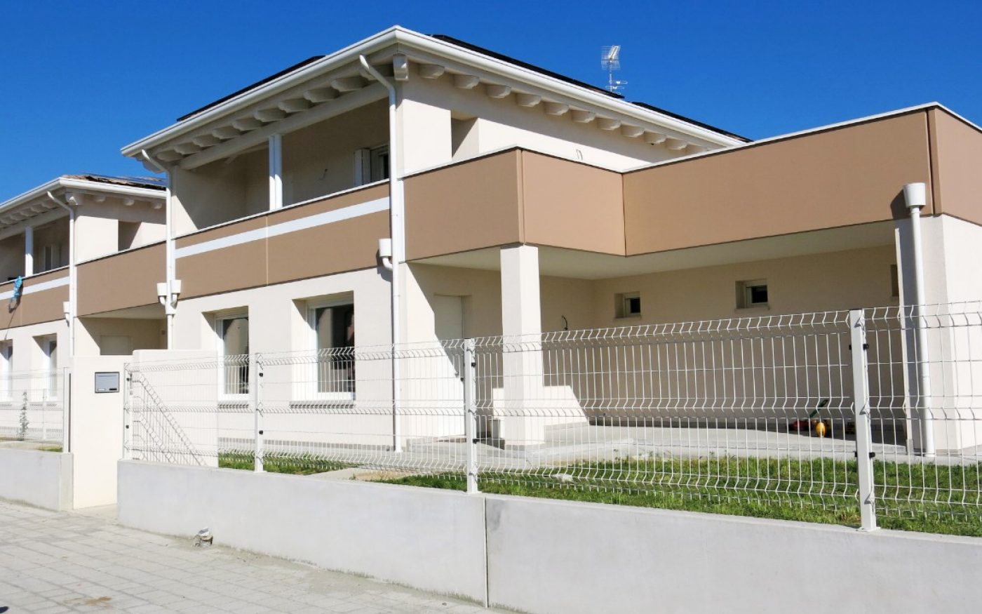 Overview of half open (3 faced) Biville Kennedy on Treviso new construction with Porotherm BIO PLAN 30