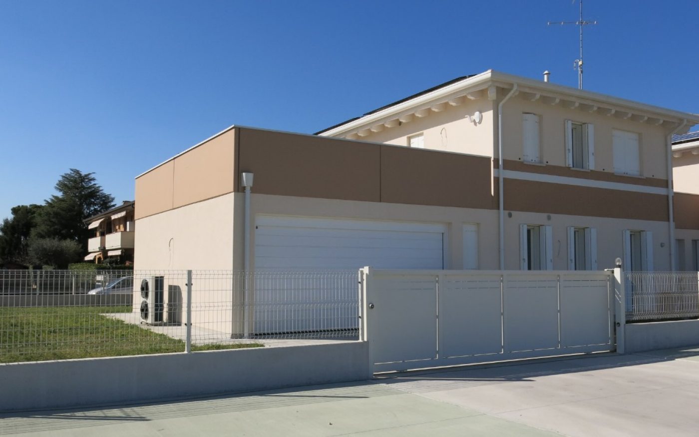 Garage of half open (3 faced) Biville Kennedy on Treviso from Edilvi construction company new construction with Porotherm BIO PLAN 30