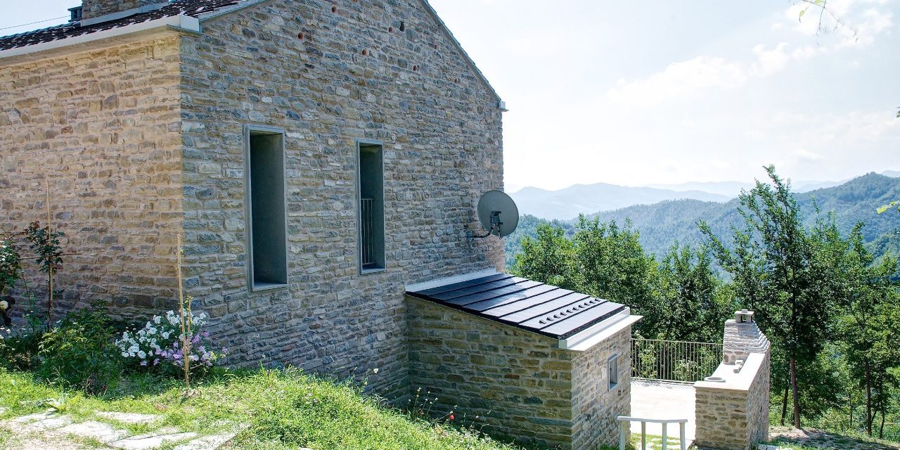 Overview behind Podere Tiglio with mountain renovation with Porotherm