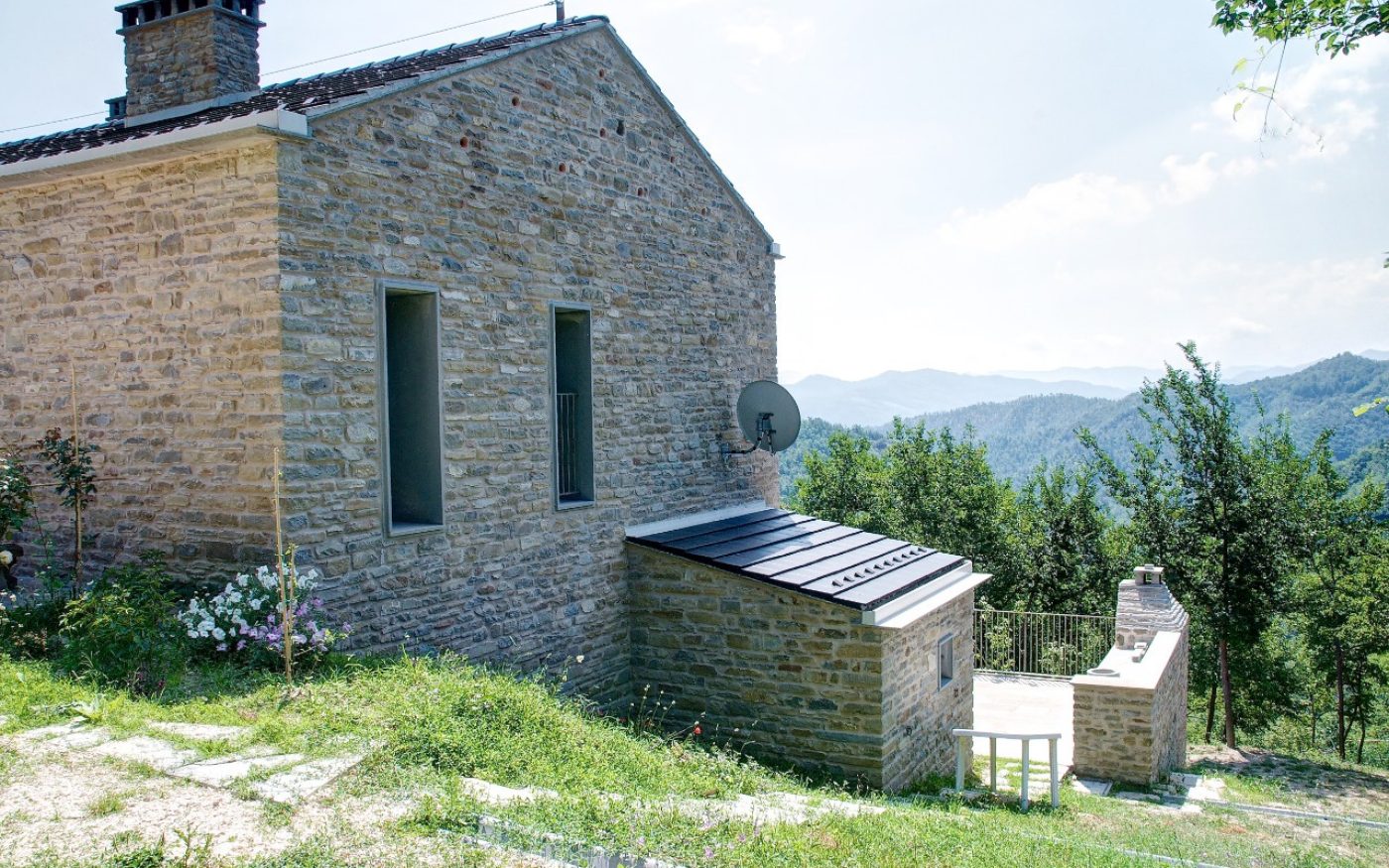 Overview behind Podere Tiglio with mountain renovation with Porotherm
