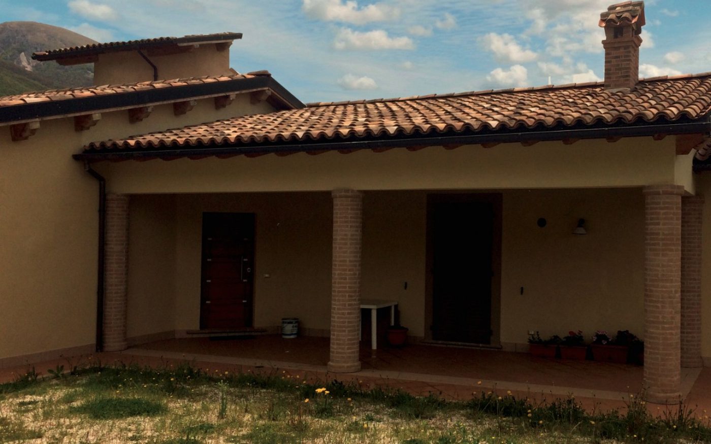 Patio of open house (4 faced) from Norcia with Porotherm BIO PLAN 38