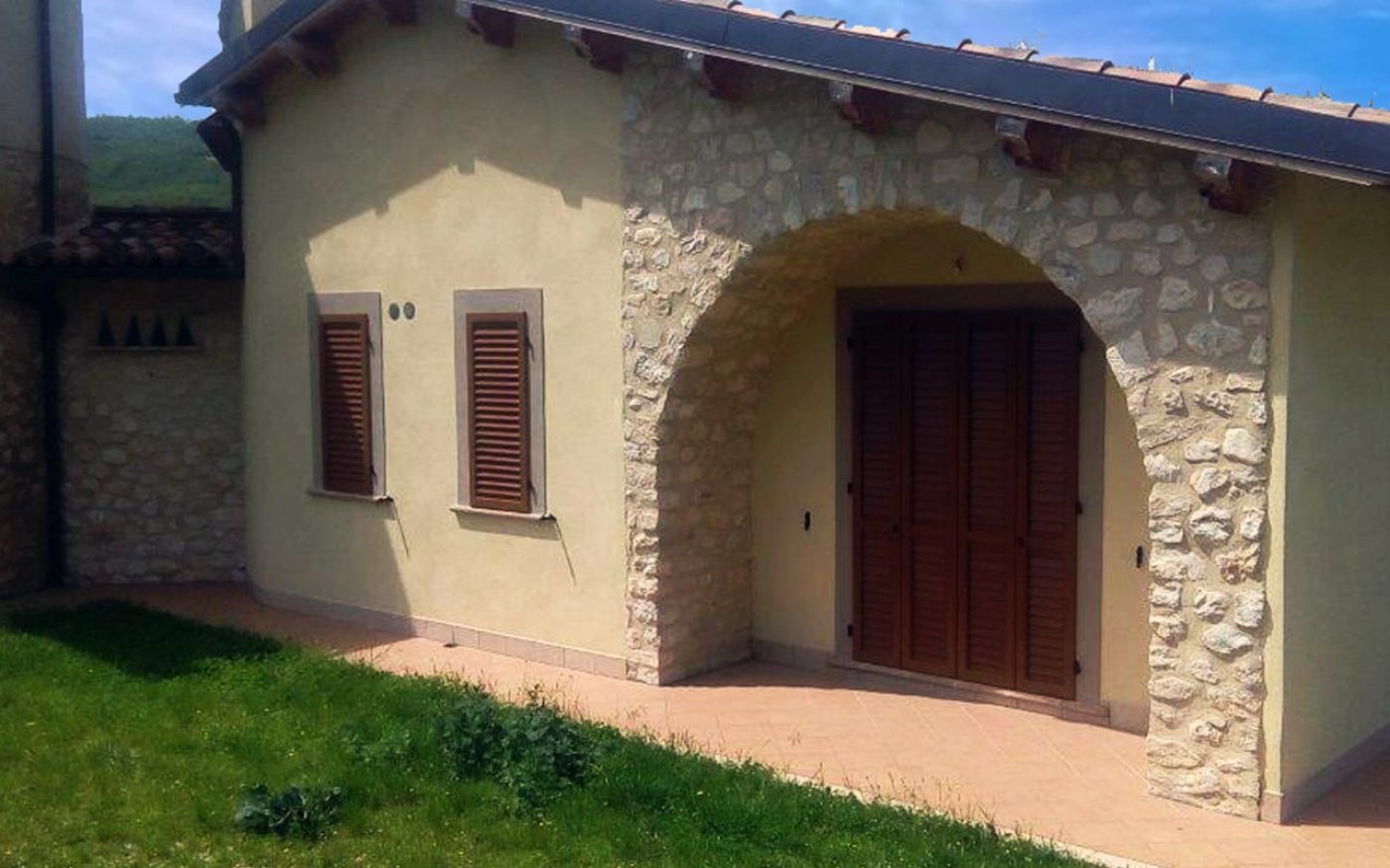 Entrance of Open house (4 faced) from Norcia new construction with Porotherm BIO PLAN 38