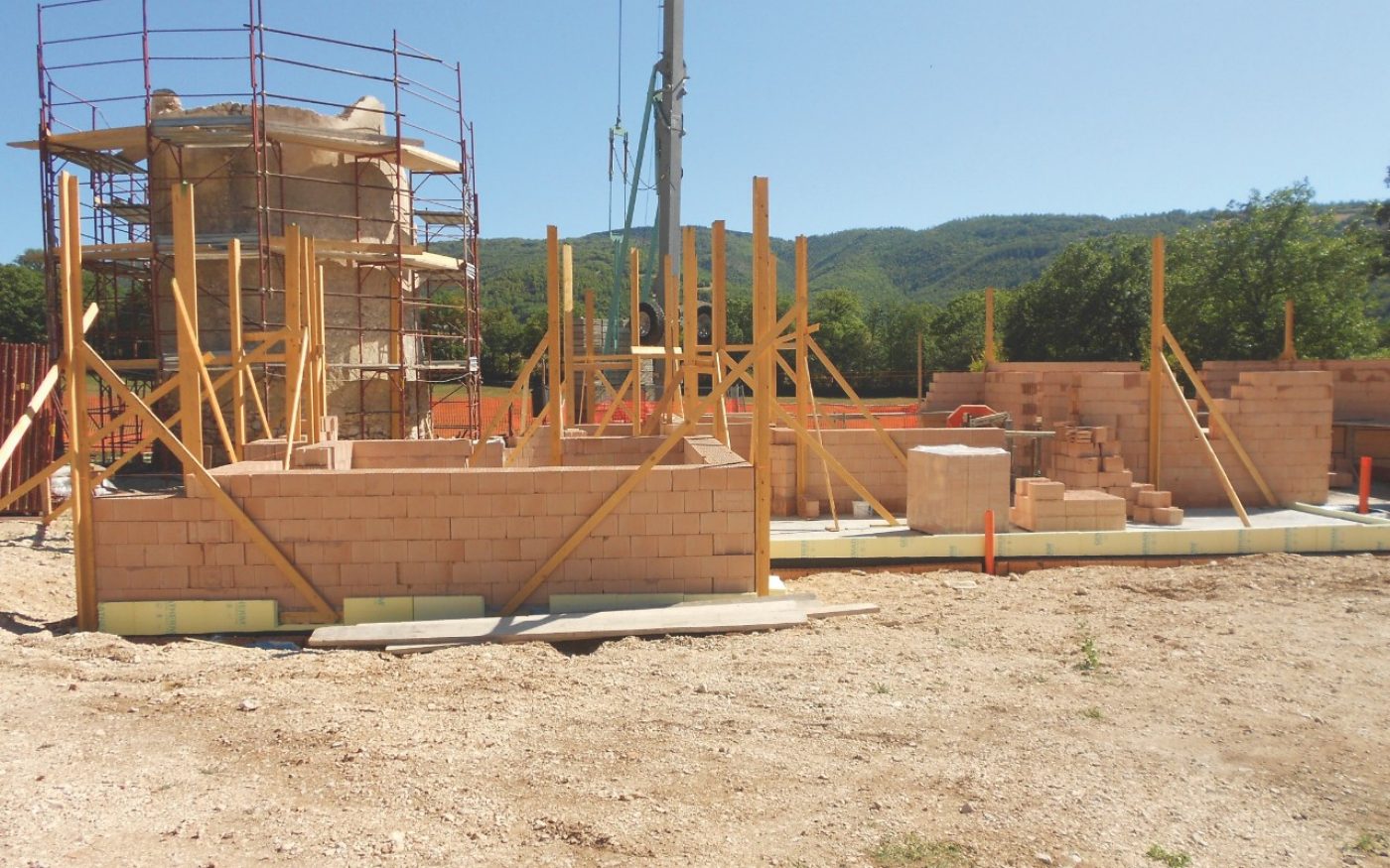 External building site of  open house (4 faced) from Norcia new construction with Porotherm BIO PLAN 38