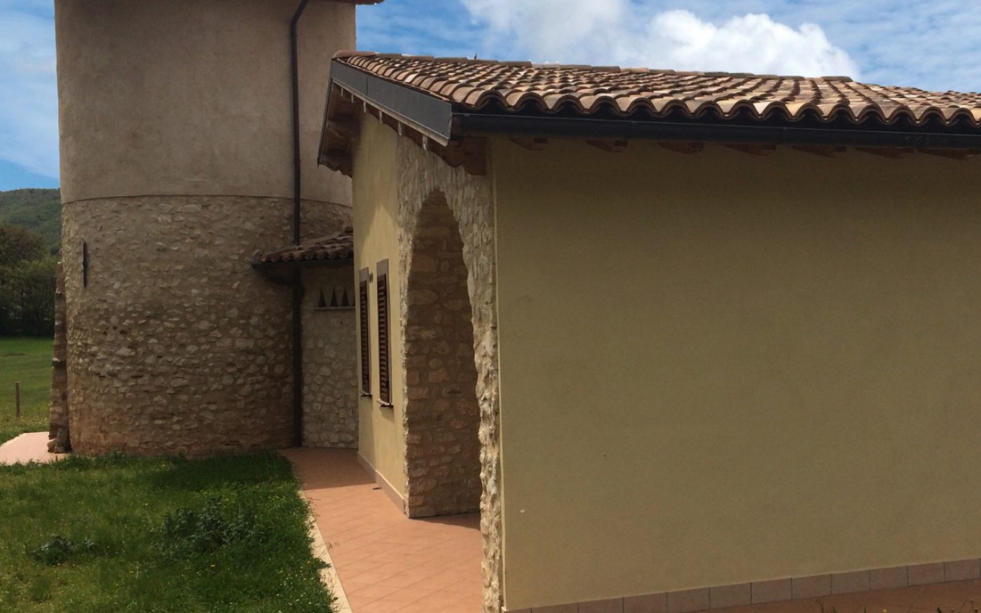 Details of open house (4 faced) from Norcia new construction with Porotherm BIO PLAN 38