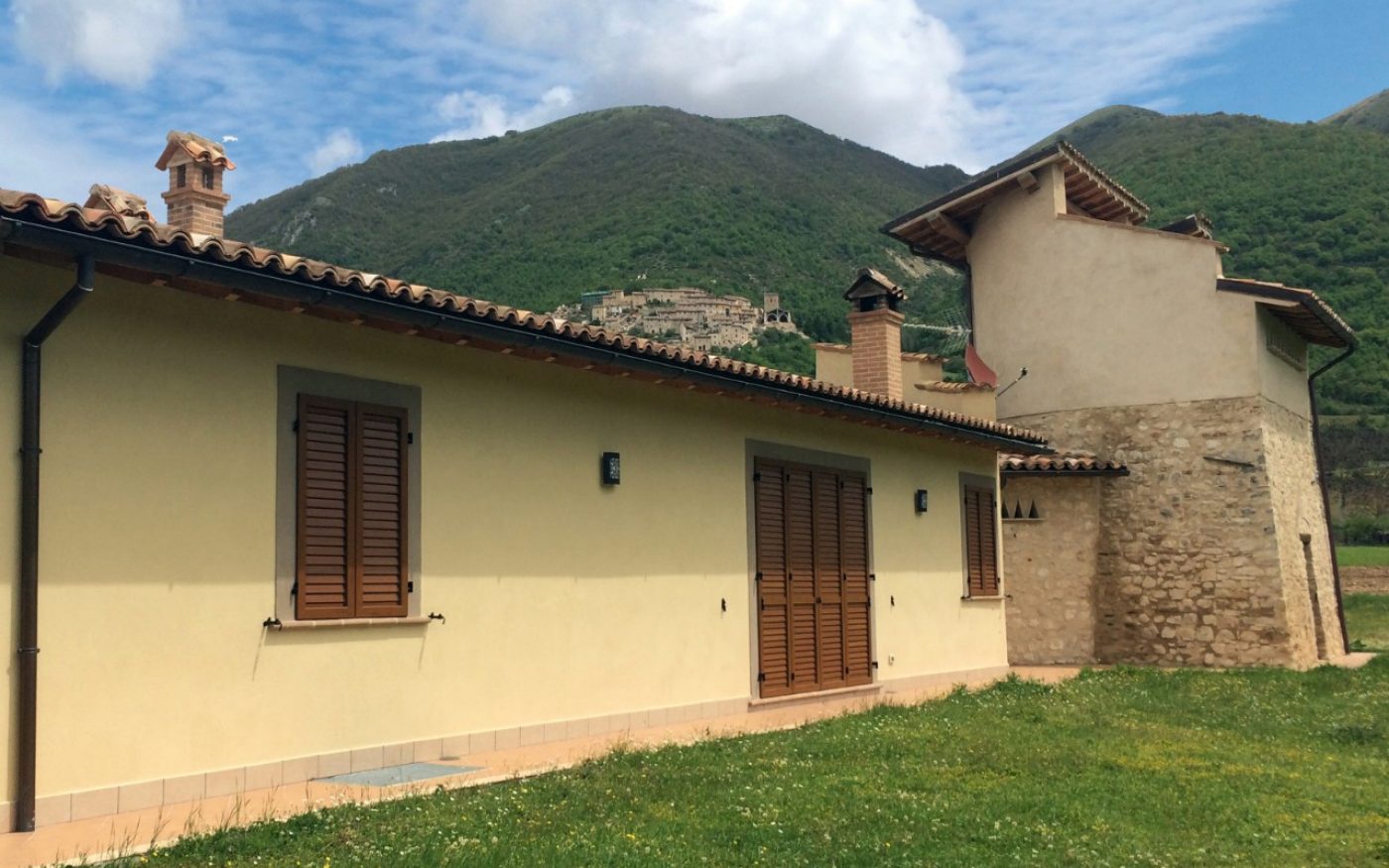 Behind of open house (4 faced) from Norcia new construction with Porotherm BIO PLAN 38