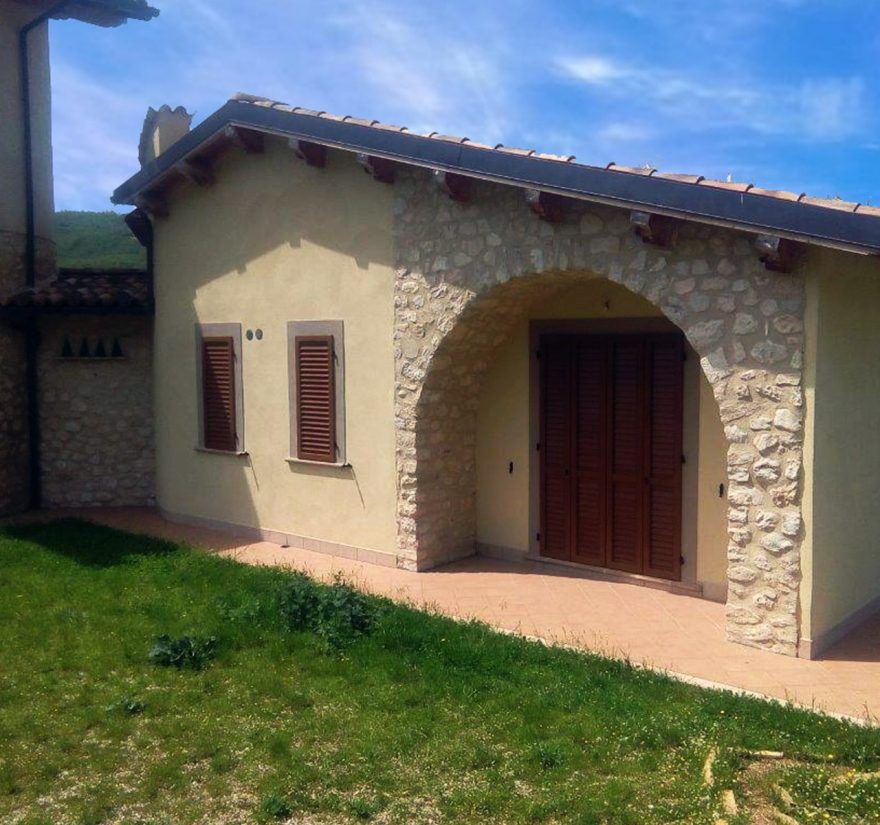 Entrance of Open house (4 faced) from Norcia new construction with Porotherm BIO PLAN 38