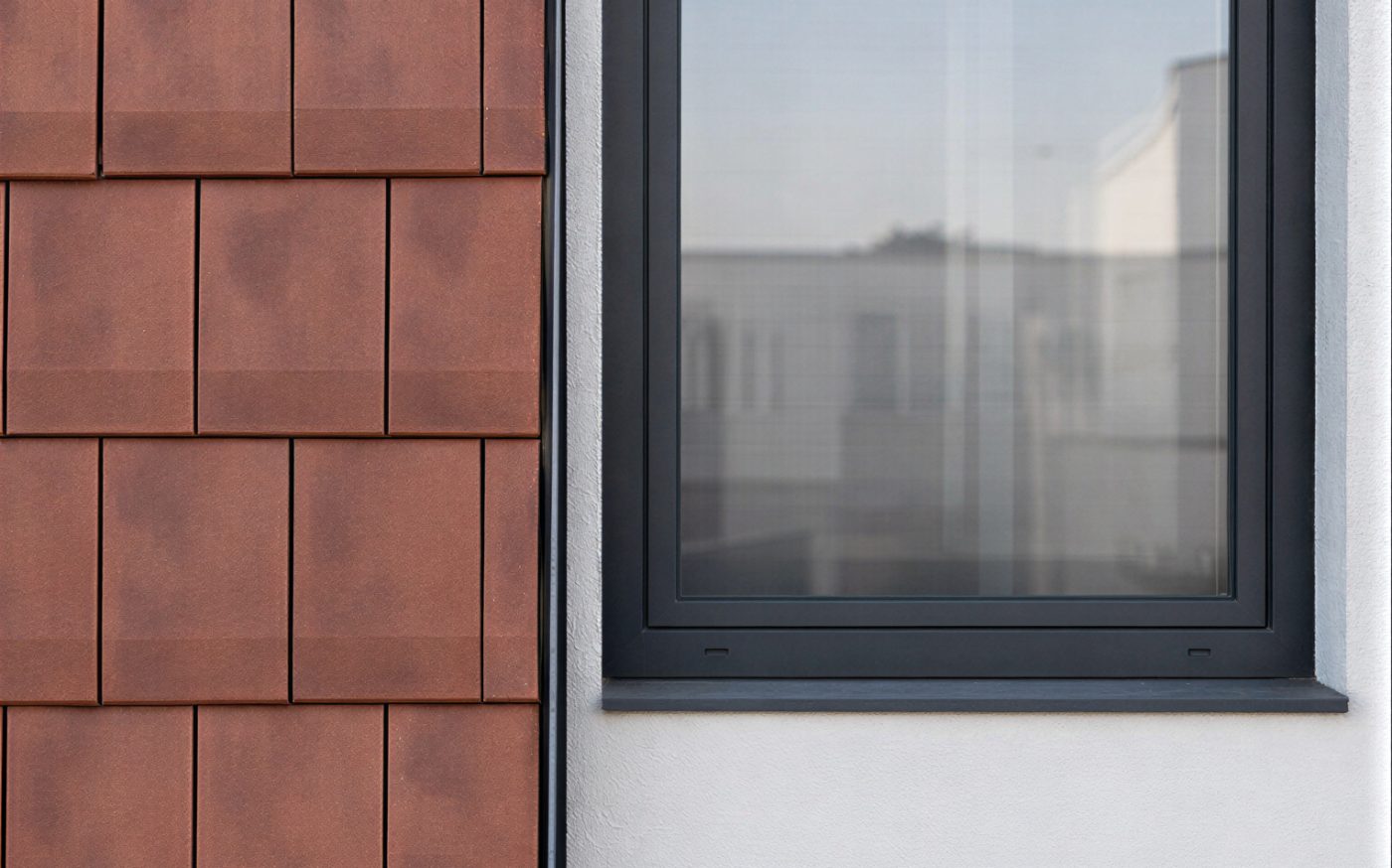 Rivestimento di facciata in cotto con sistema continuo e texture materica dell’involucro