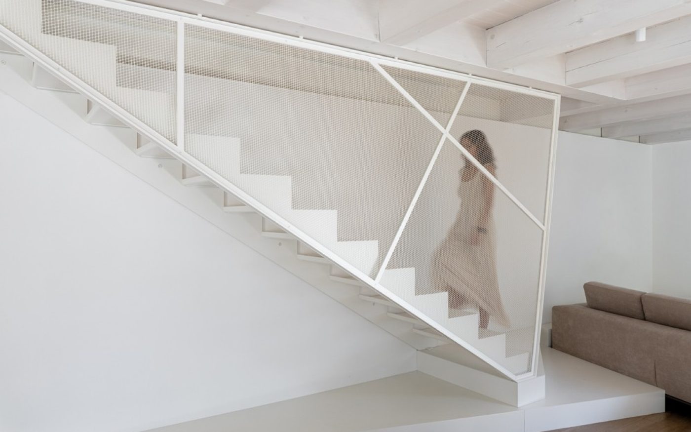 Scala interna in abitazione contemporanea con design minimal