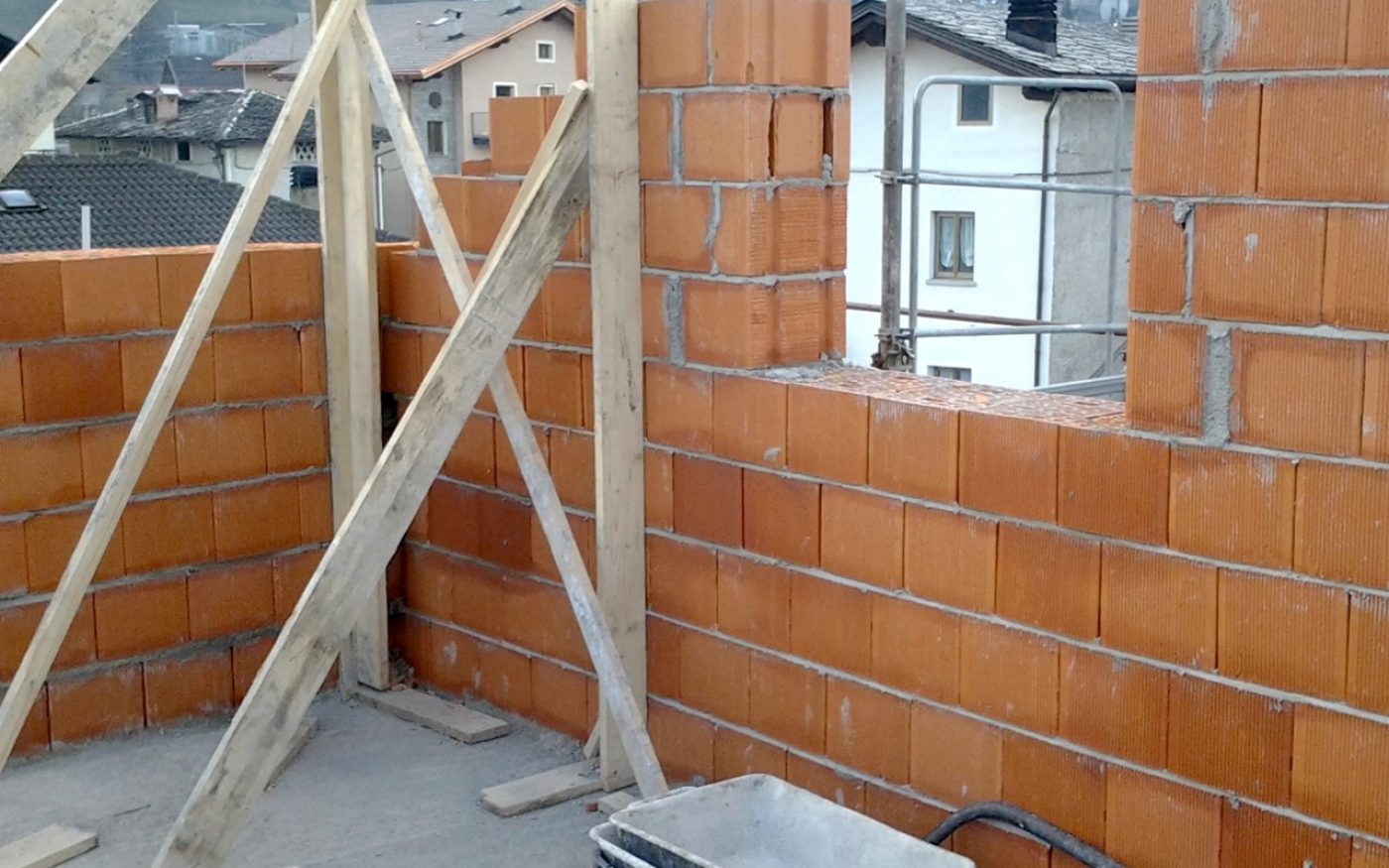 Wall of multi family house Aosta renovation with Porotherm