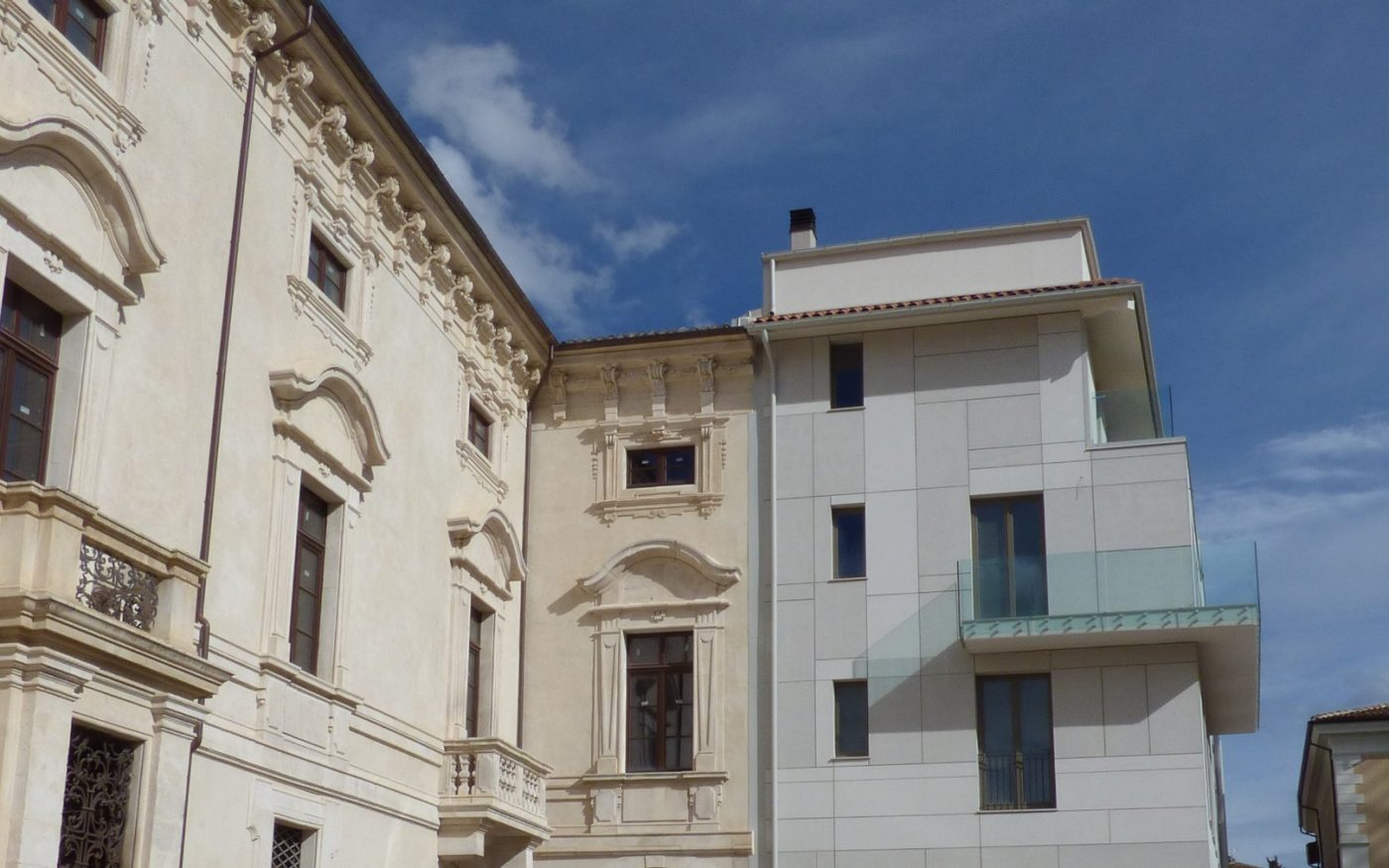 Overview of historic boulding near a innovative building renovated with Porotherm BIO PLAN 38 T-0,09