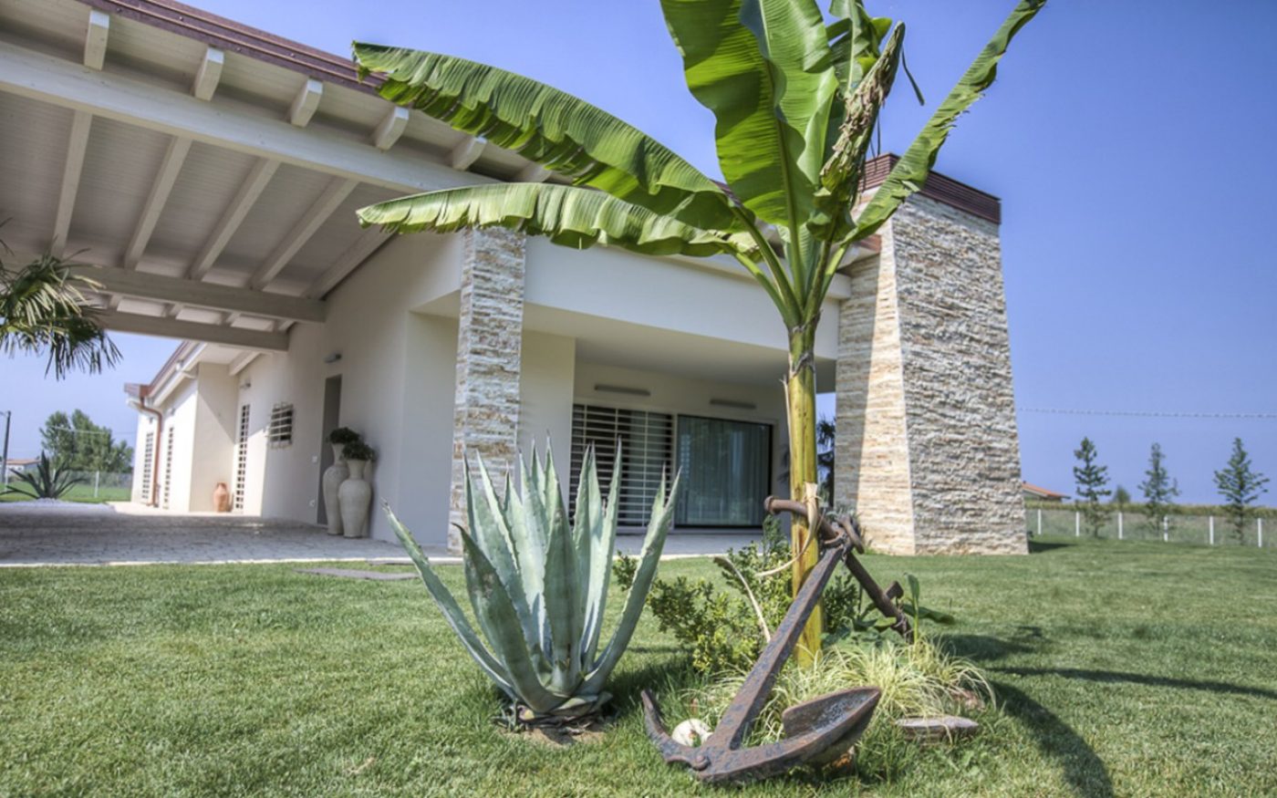 Garden details of Villa Bellaria Rimini new construction with Porotherm PLAN PLUS 42,5