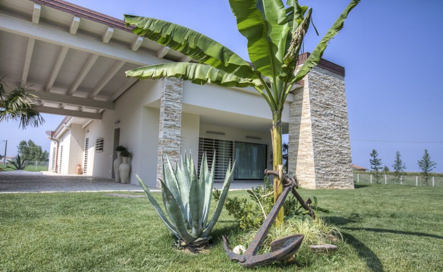 Garden details of Villa Bellaria Rimini new construction with Porotherm PLAN PLUS 42,5