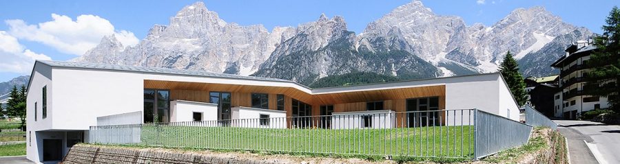 Scuola in laterizio tra le alpi a San Vito di Cadore