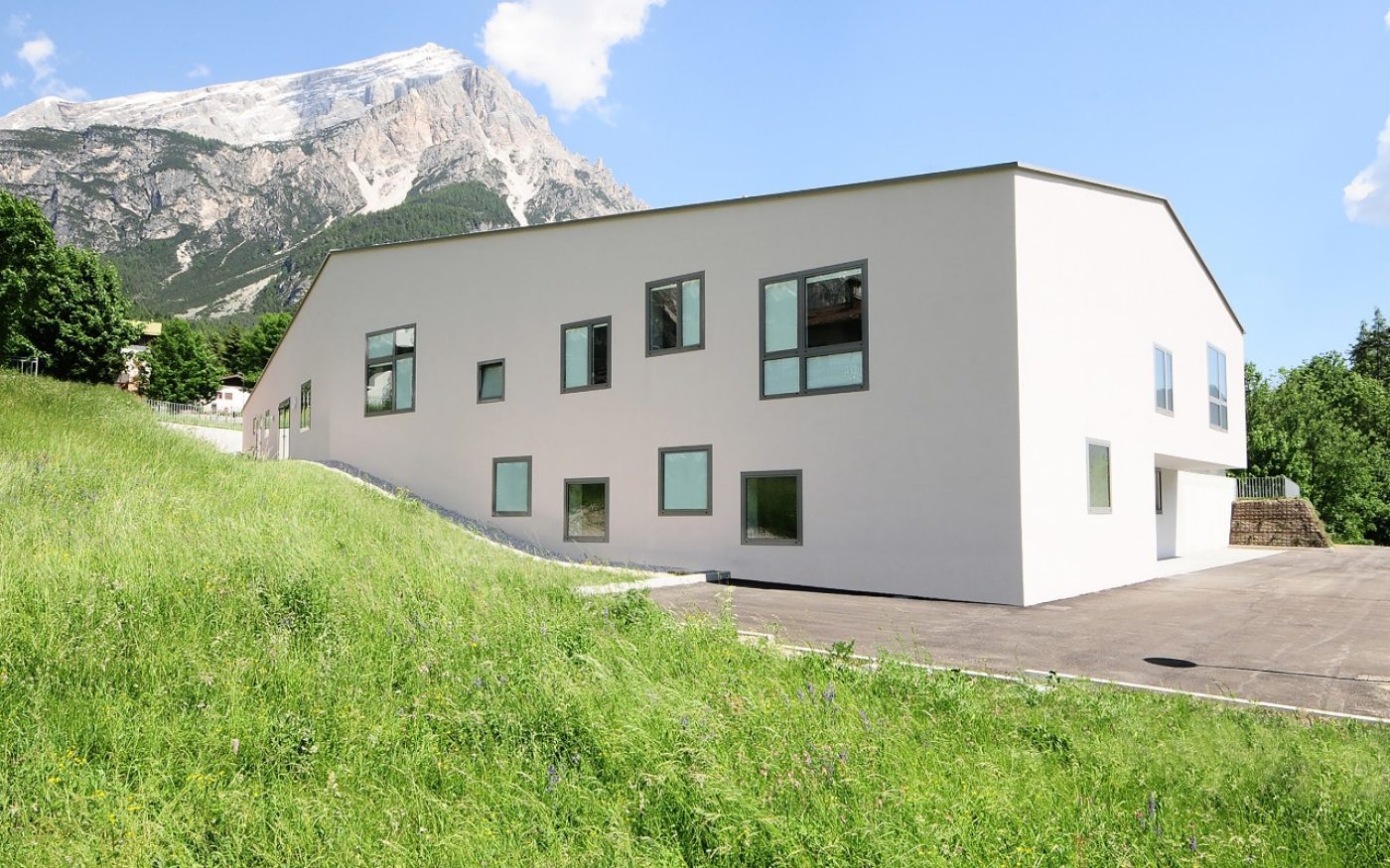School of San Vito di Cadore behind with moutain new construction with Porotherm BIO PLAN 35