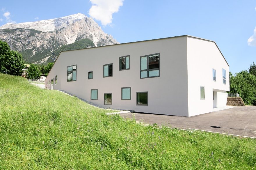 School of San Vito di Cadore behind with moutain new construction with Porotherm BIO PLAN 35