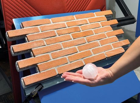 Test di resistenza alla grandine sul sistema parete