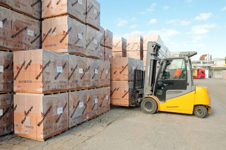 Carrello elevatore elettrico che trasporta pallet di blocchi Porotherm